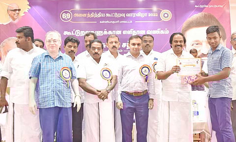 விழாவில் அமைச்சர் மனோ தங்கராஜ் பள்ளி மாணவ-மாணவியர்களுக்கு பரிசுகள் மற்றும் சான்றிதழ்கள் வழங்கினார். பத்மநாபபுரம் சப்-கலெக்டர் கவுசிக், நாகர்கோவில் மாநகராட்சி மேயர் மகேஷ் உள்பட பலர் அருகில் உள்ளனர்.