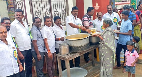 கோவில்பட்டியில் ராகவேந்திரா சேவா அறக்கட்டளை சார்பில் அன்னதானம் வழங்கப்பட்ட காட்சி.