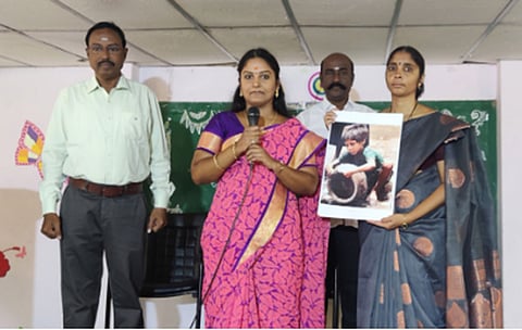 விழாவில் தொழிலாளர் உதவி ஆய்வாளர் நளினி பேசிய காட்சி. அருகில் பள்ளி தாளாளர் எஸ்.திருமாறன், முதல்வர் எஸ்.முருகவேள் ஆகியோர் உள்ளனர்