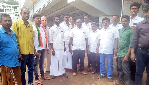 பா.ஜனதா மாவட்ட பொது செயலாளர் வெங்கடாஜலபதி என்ற குட்டி தலைமையில் ஆர்ப்பாட்டம் நடந்த போது எடுத்தபடம்.