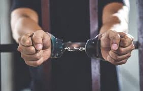 ஆட்டோ டிரைவரிடம் பணம் திருடிய 2 பேர் கைது