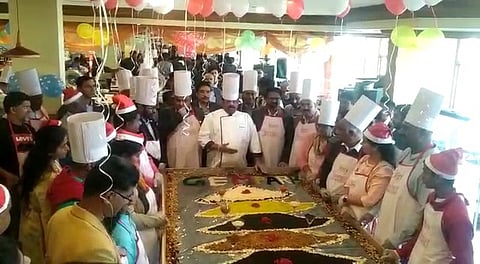 ஊட்டியில் நட்சத்திர ஓட்டல்களில் களை கட்டிய கேக் மிக்சிங் நிகழ்ச்சி