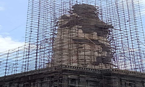 133 அடி உயர திருவள்ளுவர் சிலையில் மழையின் காரணமாக பராமரிப்பு பணி நடைபெறாமல் பாதியில் நிற்பதை படத்தில் காணலாம்