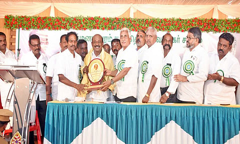 வணிகர் சங்க பேரமைப்பு தலைவர் விக்கிரம ராஜாவிற்கு பத்மநாபபுரம் நகர தொழில் வணிகர் சங்க பொதுச் செயலாளர் விஜய கோபால் நினைவு பரிசு வழங்கிய போது எடுத்த படம். அருகில் சங்க தலைவர் ஜெகபர் சாதிக் உள்பட நிர்வாகிகள் உள்ளனர்.