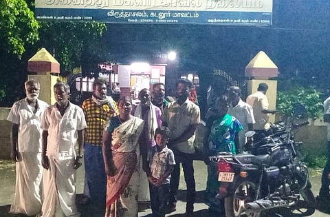 7 வயது மகனுடன் புகார் அளிக்க வந்த பெண்ணை படத்தில் காணலாம். 