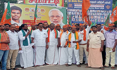 அரசூரில் பா.ஜனதா கட்சியினர் ஆர்ப்பாட்டத்தில் ஈடுப்பட்டனர்.