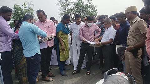 சாலை விரிவாக்க பணியினை மாவட்ட கலெக்டர் ஷ்ரவன் குமார் ஆய்வு செய்தார். 