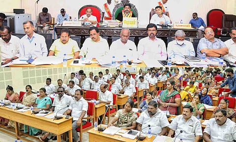 மேயர் தினேஷ்குமார் தலைமையில் மாநகராட்சி கூட்டம் நடைபெற்ற காட்சி. அருகில் கமிஷனர் கிராந்தி குமார், துணை மேயர் பாலசுப்ரமணியம் உள்ளனர். 