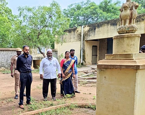 புளியங்குடியில் உள்ள அரசு ஆண்கள் மேல் நிலைப்பள்ளியில் கலெக்டர் ஆகாஷ் ஆய்வு மேற்கொண்டார்.அருகில் நகர் மன்ற தலைவி விஜயா சவுந்திர பாண்டியன் உள்ளார்.