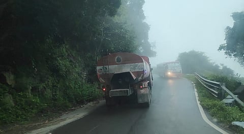 திம்பம் மலைப்பாதையில் கடும் பனி பொழிவு