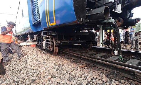 திருச்சியில் தடம் புரண்ட பயணிகள் ரெயில்- போராடி சரி செய்த ஊழியர்கள்