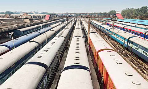 நாடு முழுவதும் பணியாற்றும் 80 ஆயிரம் ரெயில்வே ஊழியர்களுக்கு சம்பளம்- பதவி உயர்வு