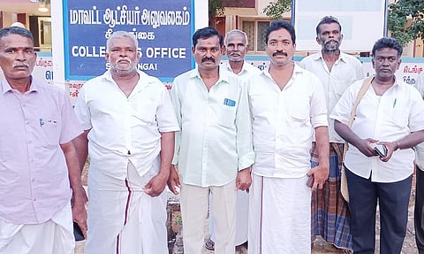 கோரிக்கை மனு அளித்த விவசாயிகள். 