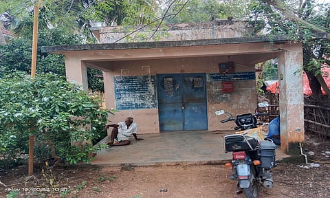 பூட்டி கிடக்கும் கிராம நிர்வாக அலுவலகத்ததை படத்தில் காணலாம்.