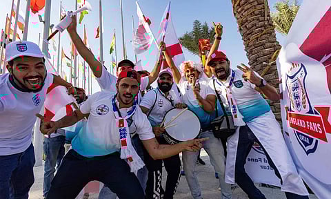 பணம் கொடுத்து ரசிகர்களை வரவேற்க வைத்ததாக போட்டி அமைப்பாளர்கள் மீது குற்றச்சாட்டு