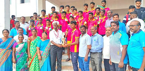 வெற்றி பெற்ற மாணவர்களை படத்தில் காணலாம்.