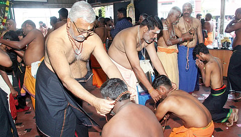 சேலம் அய்யப்பன் கோவிலில் மாலை அணிந்து கொண்ட பக்தர்களை படத்தில் காணலாம்.