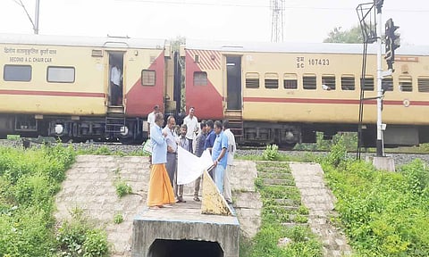 கண்ணமங்கலம் கூட்ரோட்டில் ரெயில்வே மேம்பாலம் அமைக்க நெடுஞ்சாலை துறை அதிகாரிகள் ஆய்வு செய்த போது எடுத்த படம்.