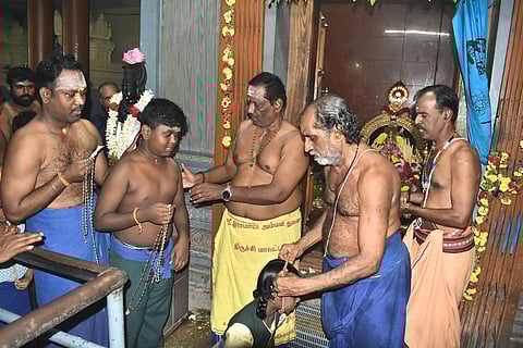 ஈரோட்டில் அய்யப்ப பக்தர்கள் மாலை அணிந்தனர்