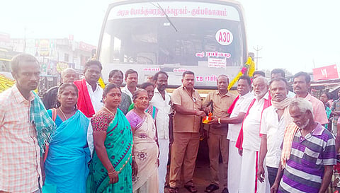 இனிப்பு வழங்கி டிரைவர்- கண்டக்டரை வரவேற்றனர்.