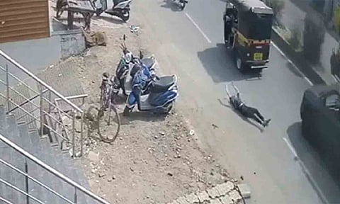 சாலையில் விழுந்து கிடந்த சிறுமி