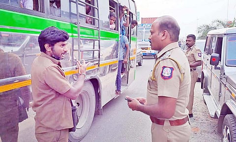 அதிக அளவு பயணிகளை ஏற்றி வந்த பஸ் நடத்துனரை போலீசார் தடுத்து நிறுத்தி அறிவுரை வழங்கினர்.
