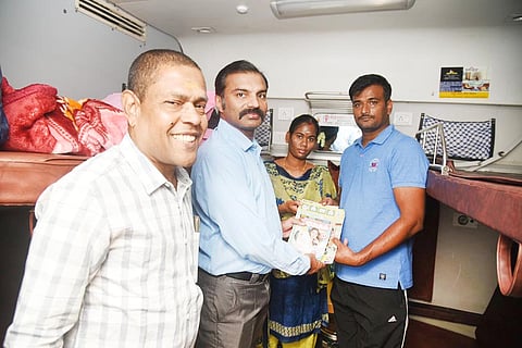 புத்தகத்துடன் ரெயில் பயணம்: புதிய திட்டம் அறிமுகம்