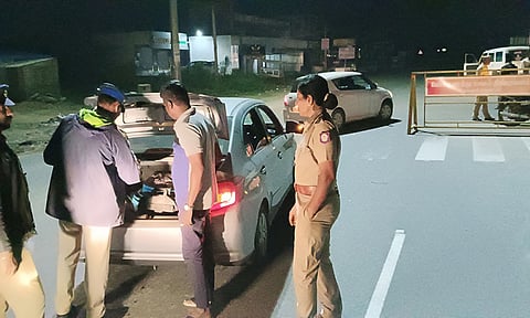 போலீசார் வாகன சோதனையில் ஈடுபட்ட காட்சி.