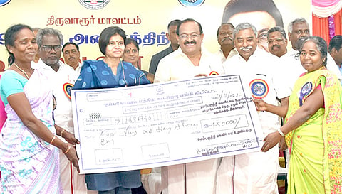 பயனாளிகளுக்கு கடனுதவிகளை அமைச்சர் சக்கரபாணி வழங்கினார்.