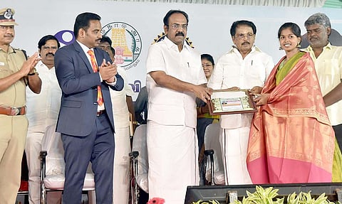 புத்தக கண்காட்சி தொடக்க விழாவில் இளைய கலைஞர்களுக்கான ேபாட்டிகளில் வெற்றி பெற்ற மாணவ-மாணவிகளுக்கு அமைச்சர்கள் சாத்தூர் ராமச்சந்திரன், தங்கம் தென்னரசு ஆகியோர் பரிசு வழங்கினர். அருகில் கலெக்டர் மேகநாதரெட்டி, போலீஸ் சூப்பிரண்டு மனோகர், தங்கபாண்டியன் எம்.எல்.ஏ. உள்ளனர்.