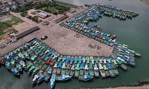 சின்னமுட்டம் மீன்பிடி துறைமுகத்தில் விசப்படகுகள் நங்கூரமிட்டு நிறுத்தி வைக்கப்பட்டுள்ள காட்சி