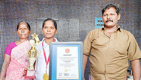 சாதனைபடைத்த செல்வபிரியா மற்றும் அவரது பெற்றோர்.