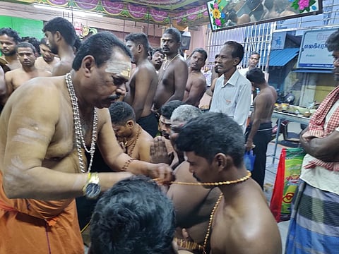 மாலை அணிந்து விரதம் தொடங்கிய அய்யப்ப பக்தர்கள்