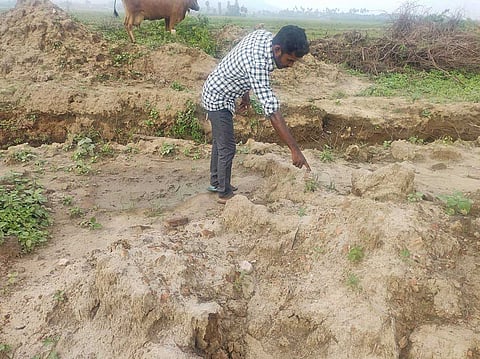 கொங்கராயகுறிச்சியில் தொல்லியல் ஆய்வாளர் நேரில் ஆய்வு மேற்கொண்ட காட்சி.