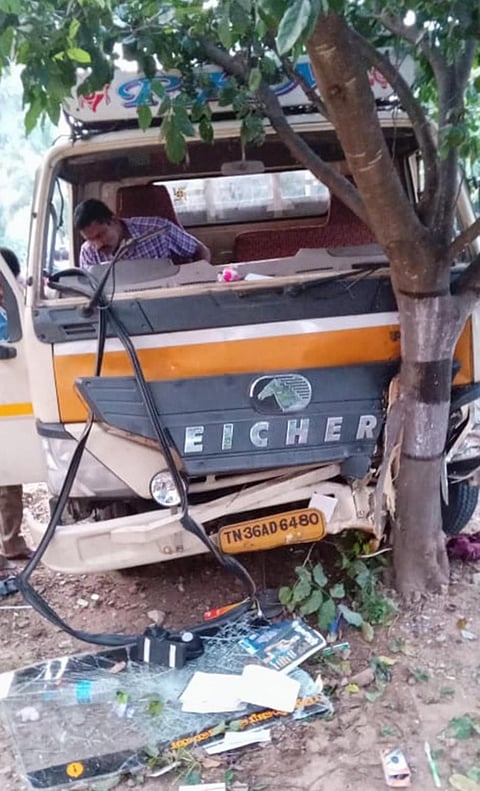 வேன் மோதி படுகாயம் அடைந்த 2 மாணவிகளுக்கு அறுவை சிகிச்சை