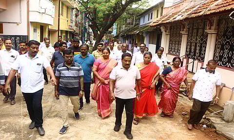 10-வது வார்டில் மேயர் மகேஷ் ஆய்வு செய்தபோது எடுத்த படம்.