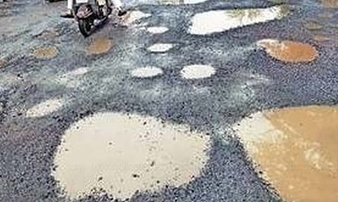 சென்னையில் 2,620 சாலைகளில் 10 ஆயிரம் குழி-பள்ளங்கள்