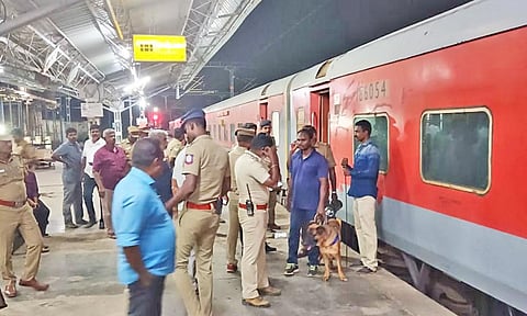 ரெயில் பெட்டிகளில் மோப்பநாய் மூலம் சோதனை நடத்தப்படுவதை படத்தில் காணலாம்.