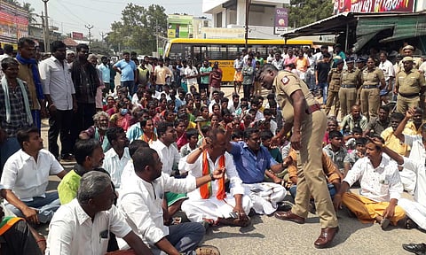 மறியல் போராட்டத்தில் ஈடுபட்ட பொதுமக்களை படத்தில் காணலாம்.