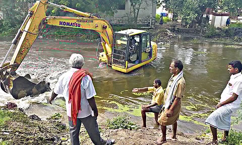 கால்வாயை தூர்வாரிய கிராம மக்கள்