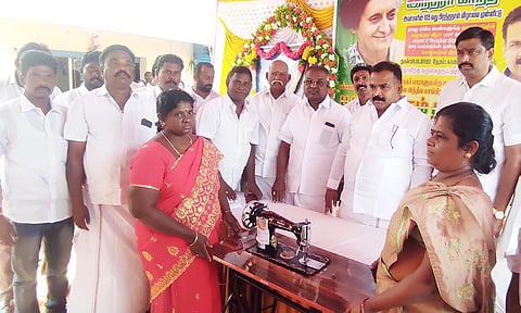 நலத்திட்ட உதவிகளை மாணிக்கம் தாகூர் எம்.பி. வழங்கினார். அருகில் பொதுக்குழு உறுப்பினர் பழனிக்குமார் உள்பட பலர் உள்ளனர். 