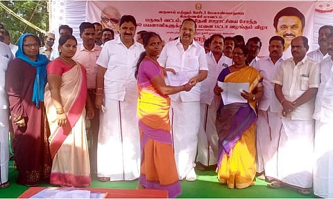 நிகழ்ச்சியில் பயனாளிகளுக்கு வீட்டுமனை பட்டாக்களை அமைச்சர் காந்தி வழங்கிய போது எடுத்த படம். அருகில் மாவட்ட வருவாய் அலுவலர் ராஜேஸ்வரி, மாவட்ட தி.மு.க. செயலாளர் மதியழகன் எம்.எல்.ஏ, உதவி கலெக்டர் சதீஷ்குமார் மற்றும் பலர் உள்ளனர்.