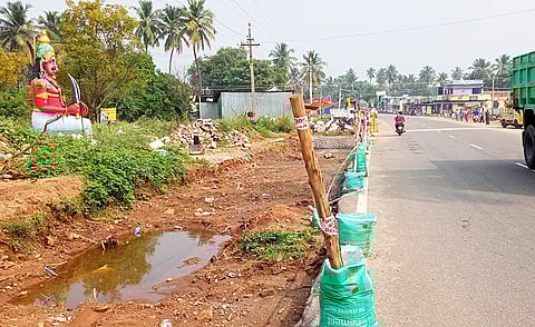 சாலை விரிவாக்க பணிகளை விரைந்து முடிக்க வேண்டும்