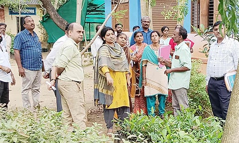 திருச்சம்பள்ளி ஊராட்சியில் மரக்கன்றுகள் உற்பத்தி நாற்றாங்களை மத்திய குழுவினர் பார்வையிட்டனர்.