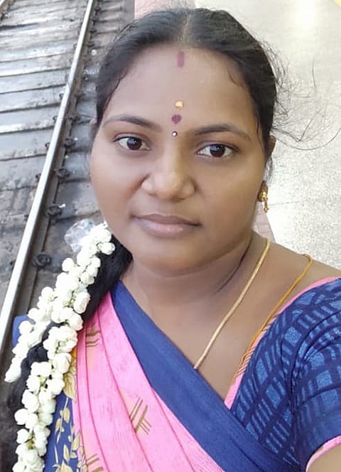 லாரி மோதிய விபத்தில் இளம்பெண் பலி
