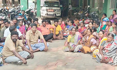 தூய்மை பணியாளர்கள் தர்ணா போராட்டம்.
