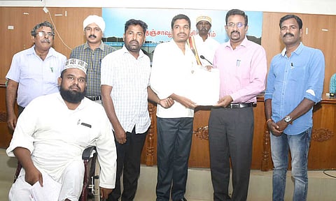 மாற்றுத்திறனாளிகளுக்கு விலையில்லா வீட்டுமனை பட்டாவுக்கான ஆணைகளை கலெக்டர் தினேஷ்பொன்ராஜ் ஆலிவர் வழங்கினார்.