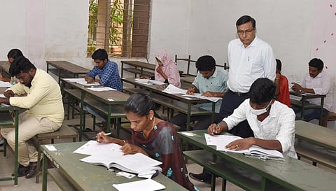 சேலம் அரசு கல்லூரியில் இன்று டி.என்.பி.எஸ்.சி. குரூப்-1 தேர்வுகள் நடைபெற்றன. தேர்வினை கலெக்டர் கார்மேகம் பார்வையிட்டு ஆய்வு செய்த காட்சி. 