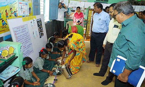முதலமைச்சரின் காலை உணவுத் திட்டம் குறித்து ஆய்வு செய்யப்பட்ட காட்சி.