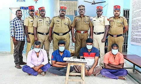 சூதாட்டத்தில் ஈடுபட்ட கும்பலை படத்தில் காணலாம்.